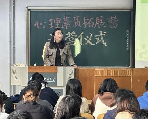 如何在篮球冬令营中加强体能训练？_2